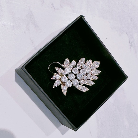 Stunning elegant Brooch - Picture 4 of 5